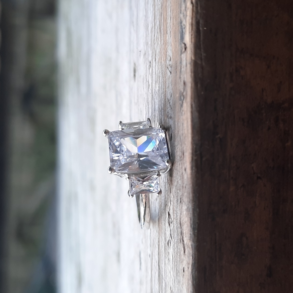 Glitz and Glamour Crystal faceted Ring - Picture 1 of 4